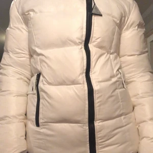 Vit Moncler jacka - Aldrig använda moncler jacka som jag fick i present 2017. Har bara legat i garderoben. Kan inte garantera äkthet men den verkar äkta enligt mig. ❤️