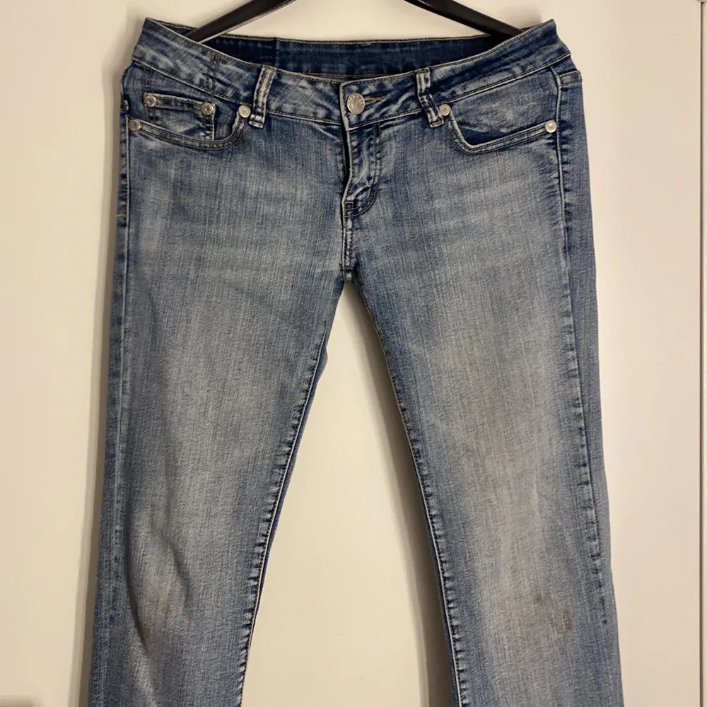 Säljer snygga, lågmidjade, utsvängda jeans med tryck på bakfickorna från victora beckham.  💕 Använda men superfint skick. . Jeans & Byxor.