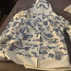 Bape hoodie Space camo  - Detta är en replika av bape, helt ny och ja säljer den för att den är lite för stor. Stl: L