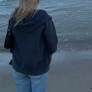 Sail racing  - Säljer även denna sail racing hoodie. Den är använd mer. Men använde ringer längre. Jätte fin, kom privat så ka  jag skicka fler bilder på den. Vi kommer överens om ett prov tillsammans. Frakt står du för