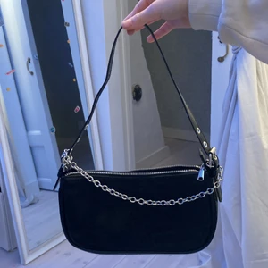 Väska - Fin svart väska från h&m❤️ Som ny⭐️ Skriv gärna om du blir intresserad ❤️