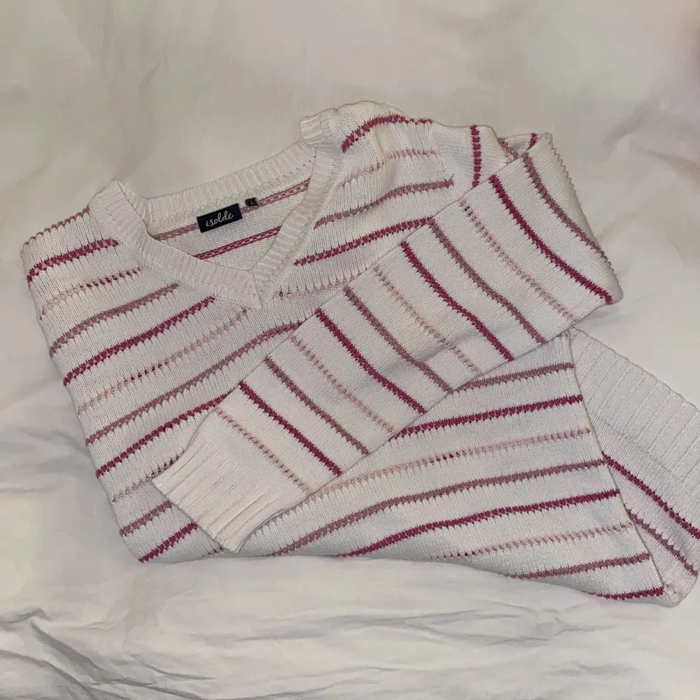 En v-ringad, vit- och rosarandig ”virkad” tröja från ISOLDE, storlek L. Tröjor & Koftor.
