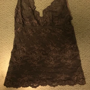 Lila spets linne - Fint spetslinne i mörklila färg. Skriv för fler bilder!