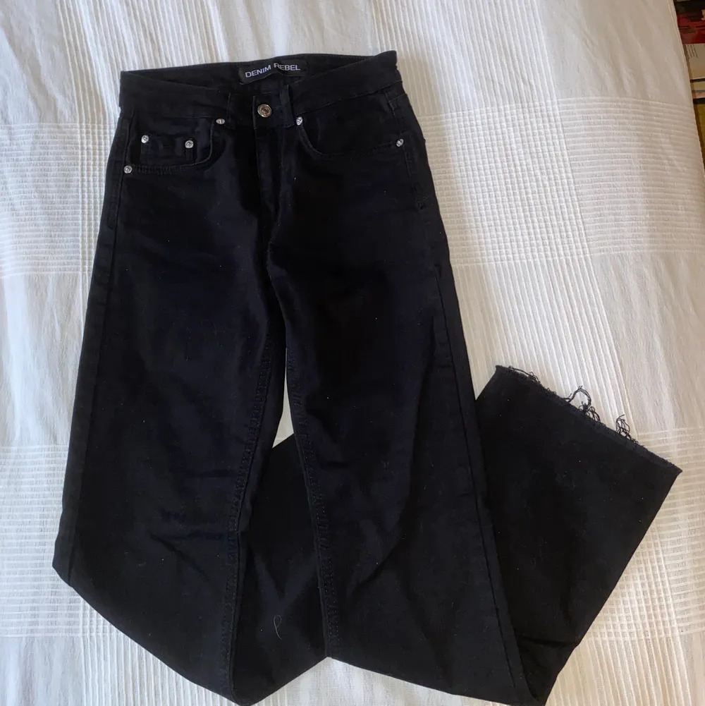 Fina jeans i en flaremodell med rå kant nedtill. Jag tror att de är köpta på Gekås för några år sedan. De är använda max fem gånger och är i väldigt bra skick. De är i storlek 36 men jag skulle säga att de sitter mer som 34💕 Köparen står för frakt!. Jeans & Byxor.