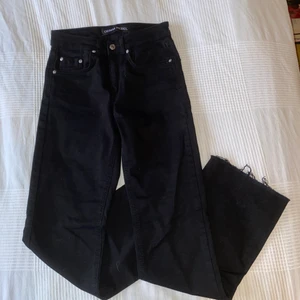 Jeans - Fina jeans i en flaremodell med rå kant nedtill. Jag tror att de är köpta på Gekås för några år sedan. De är använda max fem gånger och är i väldigt bra skick. De är i storlek 36 men jag skulle säga att de sitter mer som 34💕 Köparen står för frakt!