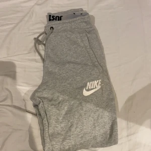 Mjukisbyxor - Nike byxor i storlek xs 