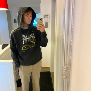 Menace hoodie M oversized - Bra skick, sitter lite oversized men go i passformen! Bud börjar på 100:) 