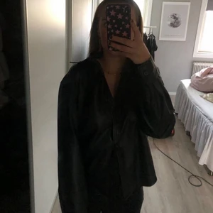 PU-skjorta - Svart skinnskjorta från NAKD. Storlek 36. Köpt för 400 men säljer för 200. Använd ett fåtal gånger så i väldigt bra skick!