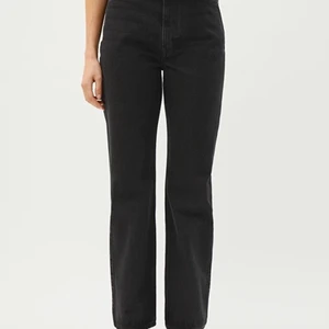 Weekday Rowe - Jeans från weekday i modellen rowe och färgen echo black. Använda men bra skick, lite slitningar längst ned (se sista bilden) ✨ Köpare står för frakt