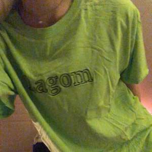 Grön vintage t-shirt med tryck ”lagom”, som endast använts 1 gång (köpt på Beyond Retro) ♥️ Storlek M, Herr :) Kan mötas upp i Stockholms området, annars står köparen för frakten ♥️