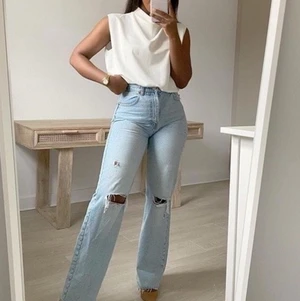 Zara wide leg full lenght jeans - Säljer dessa super snygga jeansen från zara i storlek 38, slutsålda. Sparsamt använda och i mycket bra skick. 250kr+frakt