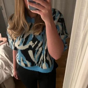 Zebra tröja 😮‍💨 - Knappt använd då inte min stil, slutsåld på Zara🤙🏼 Mycket bra kvalite!