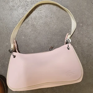 Ny vintage Locust banquet väska - Säljer min ny Locust banquet eller axel väska som är i mycket bra skick och passar till allt, väskan är slut såld och Säljer den med bra bud. Köpte 899