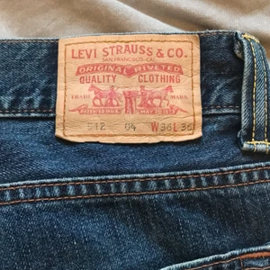 Levi’s 512 bootcut jeans. - Bekväma bootcutjeans ifrån Levi’s med bra passform där det räknas. Letar man efter en ”loose” stil så passar dessa jättebra. Även om byxorna har måttet 36 i midjan så funkar det suveränt att bära dem med bälte om man inte själv har måtten inne. Har själv bara strl 33-34 i midjan. DISCLAIMER: längden angiven på byxorna 36 stämmer inte utan har klippt av ca.3cm men inget som påverkar byxornas funktionalitet.