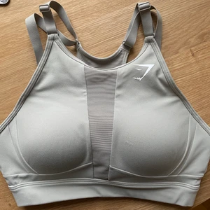 Gymshark sportbh NY - Superfin grå färg, storlek S. High support!! För liten för mig tyvärr! Köpt för 449 kr!