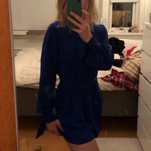Zara jumpsuit - Älskar denna blå färgen! Perfekt till sommaren🫐🌸🌸     vet inte exakt vad frakt kostar men det går såklart o lösa❤️❤️
