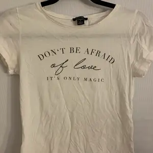 Vit t-shirt med text