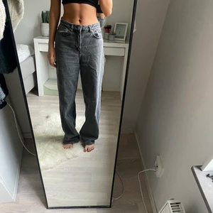 Jeans  - Snygga jeans från NA-KD, säljer enbart då jag har fler liknande. Är 167 cm 