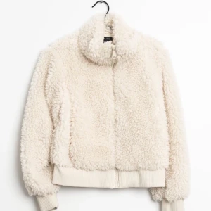 Zara jacka strl S - Superfin teddyjacka köpt från Zara i storlek S. Väldigt mysig att ha nu till våren😍 