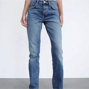 Säljer ett par miderise jeans från zara❤️ Säljer mina i storlek 32, och min syrras felköp i storlek 40 och 42! Storlek 32 är använda några gånger medans de andra paren är helt oanvända! Går att köpa endast en av storlekarna!💓 Pris kan diskuteras!💗💗frakten är jag osäker på just nu så gissade. 32 ÄR SÅLDA