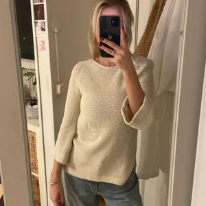 Stickad tröja, strl xs - Stickad tröja från ginatricot i storlek xs. Superfin modell med lite kortare ärmar, så snyggt med lite smycken till😍 använd fåtalet gånger✨🦋