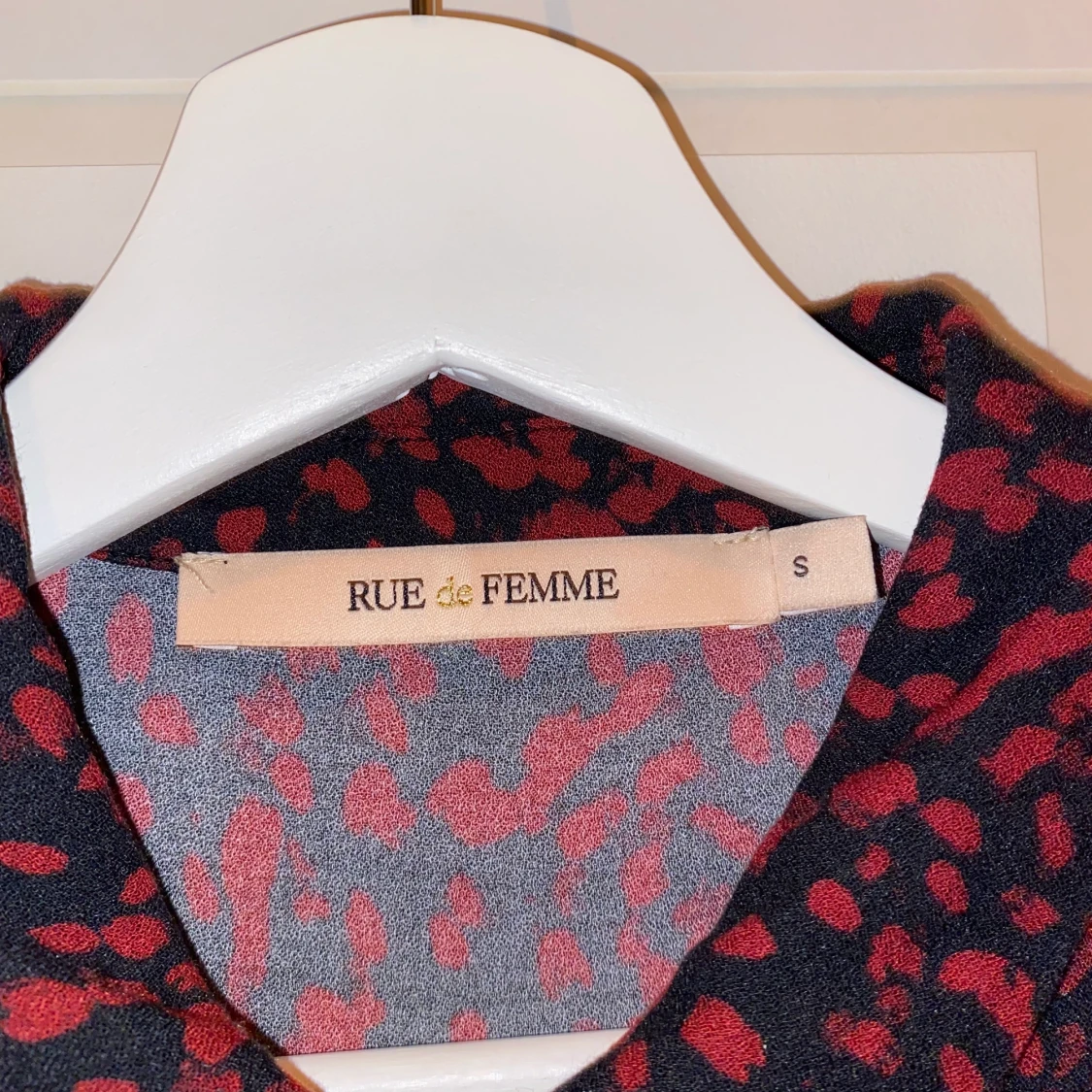 Klädning röd leopard - 91