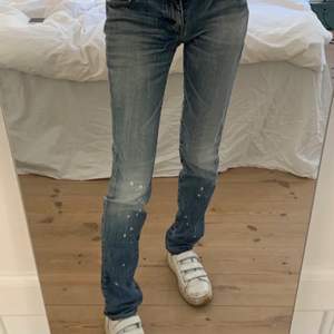 (Lånade bilder av tjejen jag köpte av, sista är min) Superfina lågmidjade jeans från PRPS med coola vita prickar/fläckar längst ner. Har tyvärr inte fått någon användning av jeansen :/