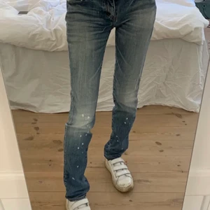 Lågmidjade jeans - (Lånade bilder av tjejen jag köpte av, sista är min) Superfina lågmidjade jeans från PRPS med coola vita prickar/fläckar längst ner. Har tyvärr inte fått någon användning av jeansen :/