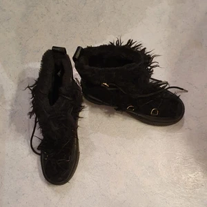 Liknade till inuiiki vinter skor - Säljer min fur vinter och snow boots som är anvàndade 2 gånger ,Säljer de eftersom jag har annan modelen passar 37_ 38.finns fler bilder då kameran tog inte bra bilder 
