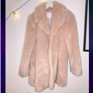 vinterkappa från zara - len å fräsch kappa i puderrosa färg! två fickor i sidan och ingen knäppning framtill