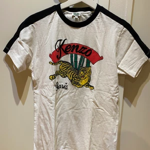 Kenzo T-shirt - Nypris 1400kr, mitt pris 499kr. Skicka 7/10 finns ett hål på ryggen (se andra bilden). Köpt på NK Göteborg, kvitto medföljer. 