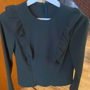 Blus - oanvänd  - Oanvänd blus från Zara. Mörkgrön färg med volanger. 