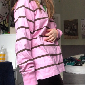 Rosa-brunrandig gant tröja - Supermysig stor rosa-brunrandig sweater från Gant! Har endast använts ett fåtal gånger. Tröjan har storleken M men den är väldigt stor i storlek så skulle säga att den även skulle passa någon som har XL! Köparen står för frakten men möter annars upp på söder eller tc :)🌟