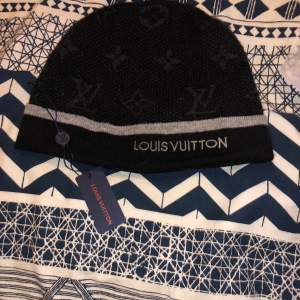 En svart Louis Vuitton mössa. Knappt använd. onesize