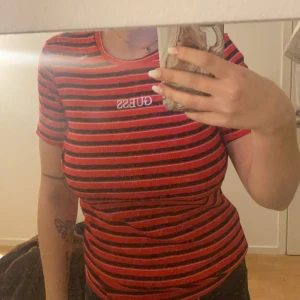 Oanvänd guess tröja - Oanvänd guess t-shirt som är väldigt stretchig och sitter snyggt på kroppen