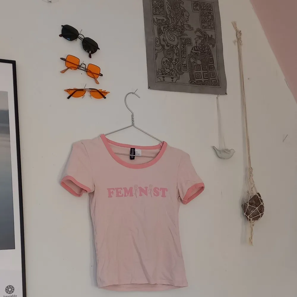 En t shirt med trycket feminist på, älskar denna men tyvärr så passar den inte så bra längre. Från H&M Storlek S, men skulle säga att den är ganska liten i storlek. Skriv för mer information:). T-shirts.