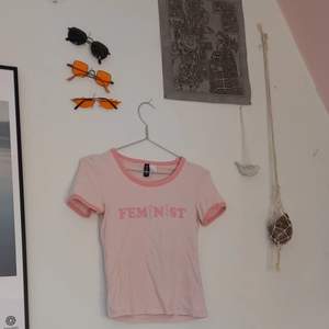 En t shirt med trycket feminist på, älskar denna men tyvärr så passar den inte så bra längre. Från H&M Storlek S, men skulle säga att den är ganska liten i storlek. Skriv för mer information:)