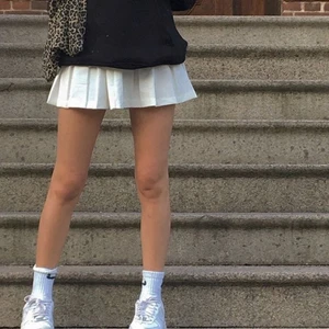 Vit Tenniskjol - Säljer denna söta tenniskjol som passar XS till S. 50kr eller 95kr inkl. frakt