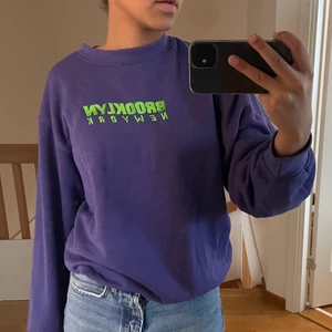 Lila sweatshirt  - Säljer en lila sweatshirt som inte kommer till användning längre, köpt på ASOS märket Daisy Street💜 i storlek 34 men overzised
