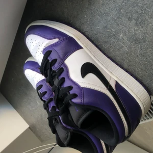 Jordans - Säljer mina jordans i storlek 38. Köptes för 2500. Är använda fåtal gånger så de är creasade med några fläckar som säkert kan tas bort. Pris kan diskuteras 