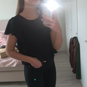 Blus Monki - Söt blus från Monki med jättefina volanger vid ärmarna✨ Storlek S, jätteskön och passar i många tillfällen💖💖