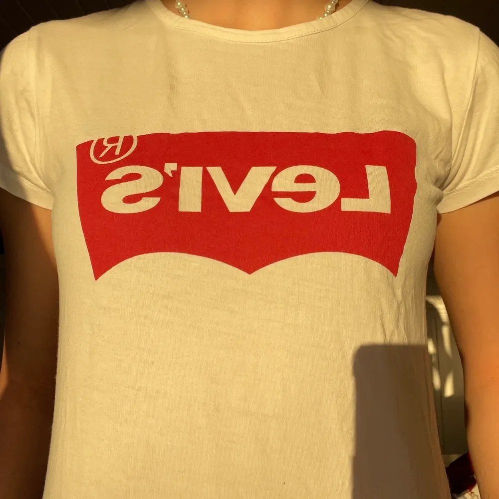 Fin Levis T-Shirt som tyvärr inte kommer till användning. Storleken är som en XS skulle jag säga, står (18). Finns inga Slitage utan den är i fint skick. . T-shirts.