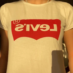 Levi’s T-shirt strl 18 - Fin Levis T-Shirt som tyvärr inte kommer till användning. Storleken är som en XS skulle jag säga, står (18). Finns inga Slitage utan den är i fint skick. 