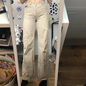 Beiga jeans från MONKI - Jätte fina beiga jeans från monki. Inte helt säker på om jag vill sälja dem. Skriv till mig vad ni kan ge för dem så får vi se, vid bra bud säljer jag dem. Väldigt fint skick. Jätte bra längd för mig som är 172. Dem är i storlek 24 men tycker dem sitter som en 32/34.
