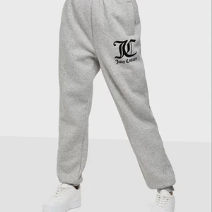 juicy couture - Helt nya juicy couture sport byxor. Jätte fina men kom inte till användning (skriv för fler bilder och även om ni vill ha en tydligare beskrivning) ❤️❤️🧸