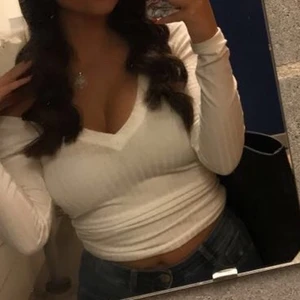 Tröjor  - 2 st super fina tröjor från BikBok                                 Använda men i bra skick                                                 Paketpris; 100kr elr 49kr styck.                                                             Frakt tillkommer! 