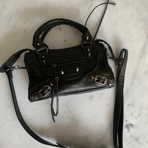 balenciaga väska - Säljer min skit fina och sparsamt använd balenciaga city bag väska köpte för 8000kr begagnade förra året,fick med kvitto ska försöka leta fram om nån är intresserad! Skriv om ni vill ha fler bilder, kan även byta mot en stella mccartney väska