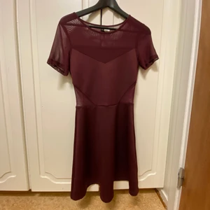 Vinröd festklänning - Vinröd festklänning från H&M ”Divided”. Storlek 36. Aldrig använd. 