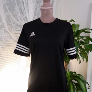 Adidas T-shirt - En svart träningströja ifrån Adidas i storleken S. Är skön att träna i och är I fint skick då den inte är mycket använd.