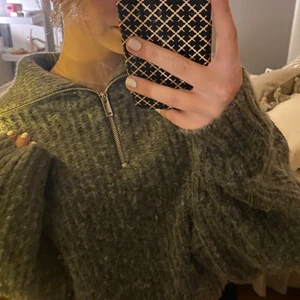 half zip - Säljer min gråa half zip från Gina, säljer för kom inte till så mycket användning och inte riktigt min stil längre! Storlek: S 150kr+frakt. 